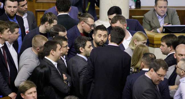 Монобольшинство снова взбунтовалось: проект программы правительства Шмыгаля-Зеленского «слуги народа» разнесли в пух и прах Монобольшинство снова взбунтовалось: проект программы правительства Шмыгаля-Зеленского «слуги народа» разнесли в пух и прах
