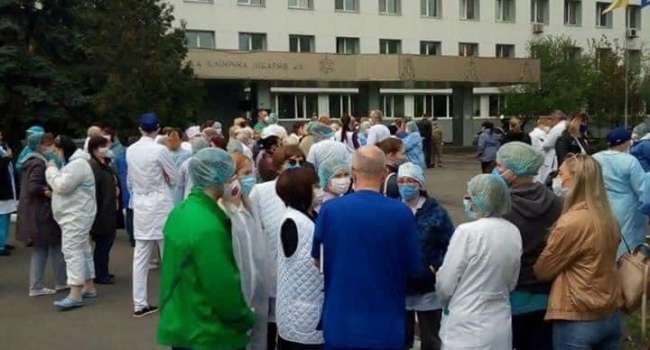 Вчера под стенами Кабмина протестовали предприниматели, теперь в Киеве протестуют медработники Вчера под стенами Кабмина протестовали предприниматели, теперь в Киеве протестуют медработники