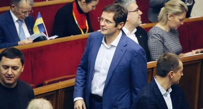 «Слуге народа», отдыхавшему 1,5 месяца на Кипре, вдруг резко захотелось на Родину