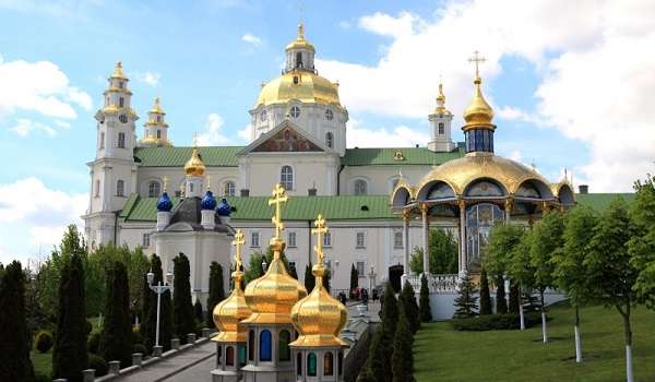 Хористы вернулись из Почаевской лавры: в Ровенской области целое село закрыли на карантин