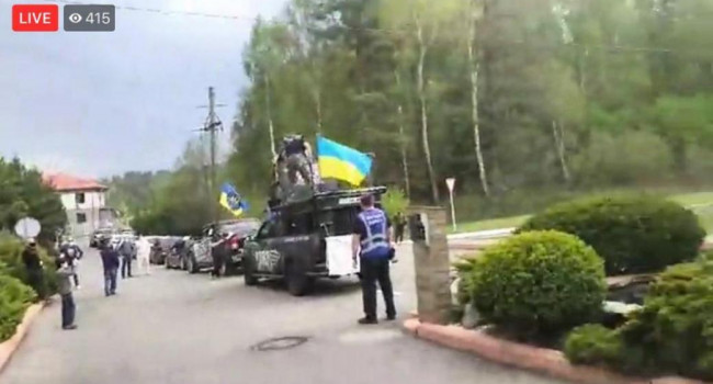 У дома Зеленского предприниматели совершили автопробег У дома Зеленского предприниматели совершили автопробег