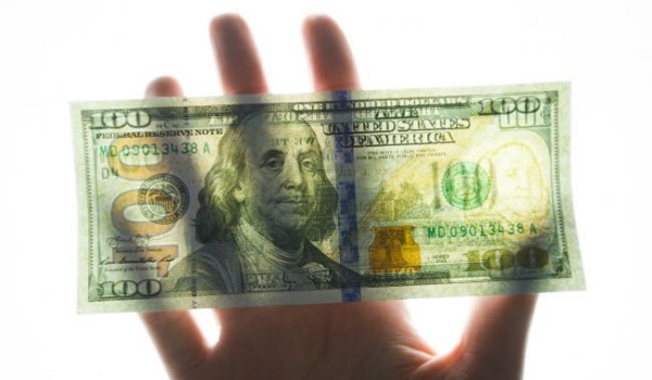 В Украине несущественно подешевел доллар 
