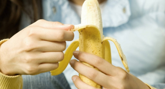 «Заботится о пищеварении и не вызывает язву»: Кому особенно важно употребление бананов