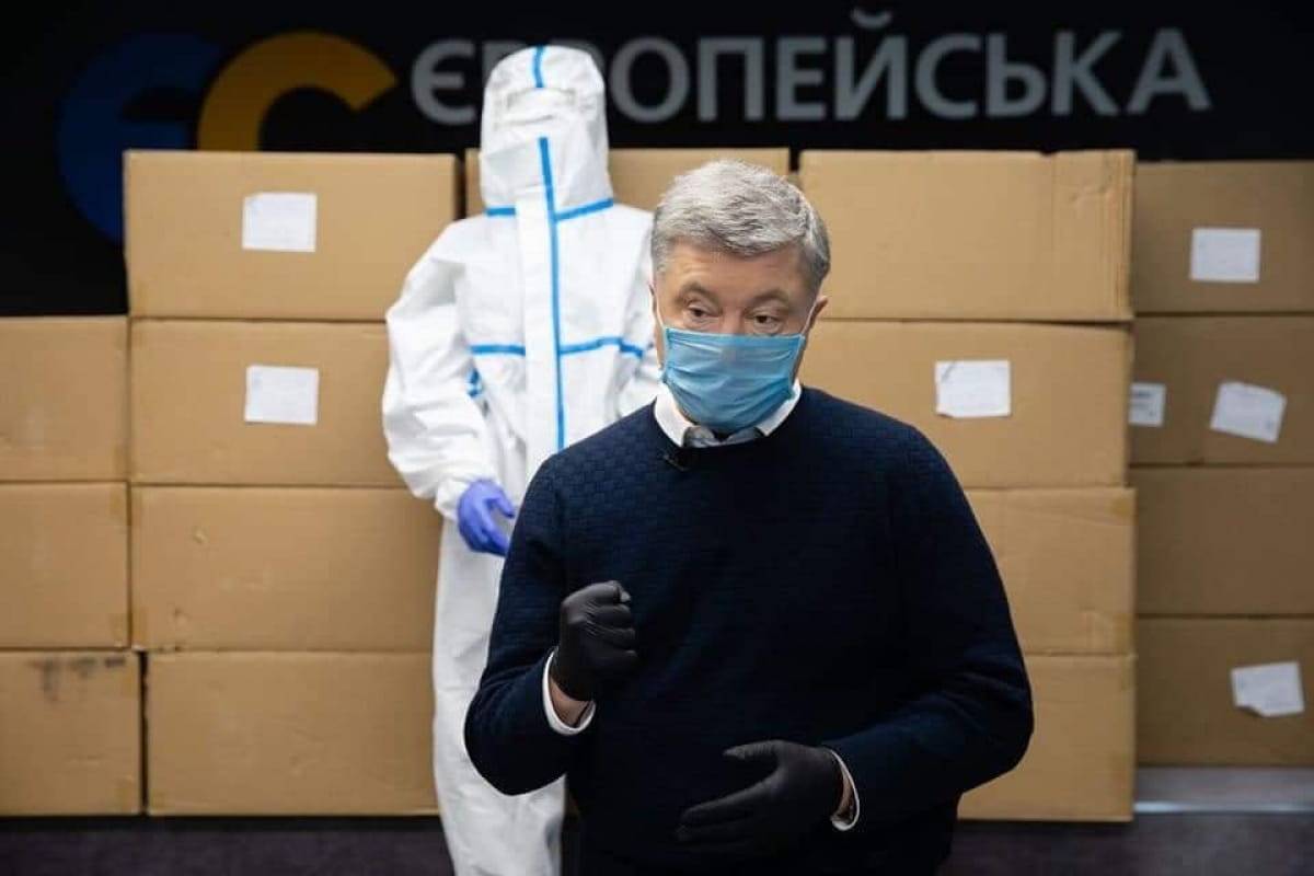 «Это так мило»: Геращенко сообщила, что в Хмельницком Зеленский фотографировался с медиками, одетыми в костюмы, которые были подарены фондом Порошенко