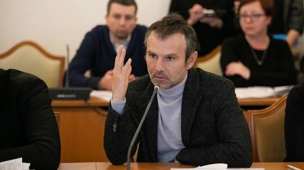 «Надеюсь, мы больше не будем выбирать, кого попало»: политолог резко прокомментировал уход Вакарчука из Рады 