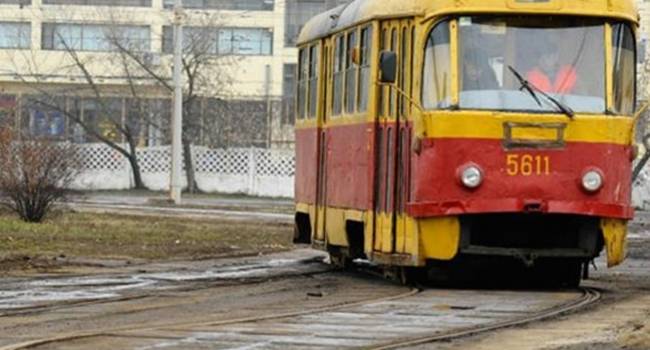 «Попросил надеть защитные маски…»: Невменяемые пассажиры в Киеве жестко избили водителя трамвая 