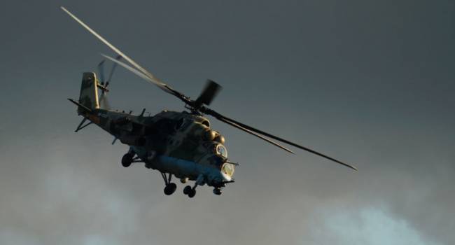«Люди выпрыгивали на лету»: В Индонезии разбился военный вертолет, есть жертвы 