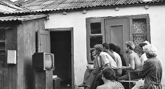 «Сейчас им там расскажут про тлен и безысходность западной жизни»: в сети появилось фото с деревни времен СССР, где люди коллективно смотрят телевизор 