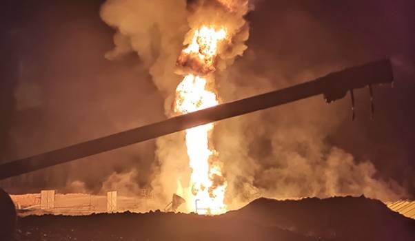 В России пожар на месторождении нефти тушили при помощи выстрелов из артиллерийского орудия
