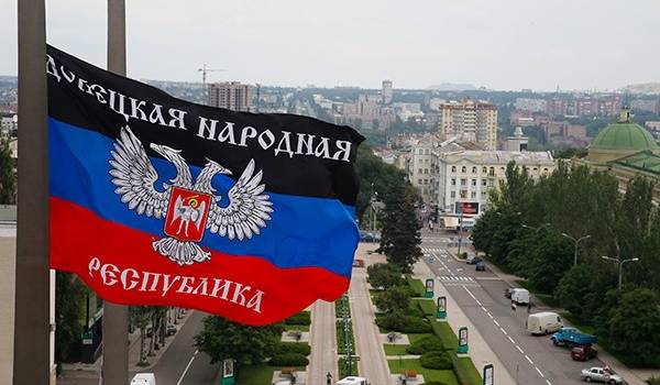 В Донецке сорвали оккупационный флаг РФ и сожгли его