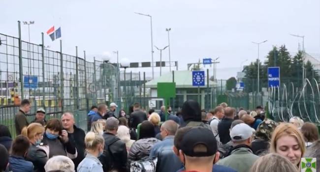 «Украинцы рвутся в Польшу сумасшедшими темпами»: На границе с Польшей собрались сотни человек в очереди 