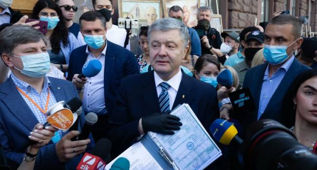 «Театрально-цирковое представление»: адвокат рассказал о вручении Порошенко подозрения