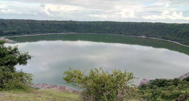 В результате падения метеорита: за несколько часов озеро в Индии полностью изменило цвет