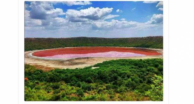 В результате падения метеорита: за несколько часов озеро в Индии полностью изменило цвет