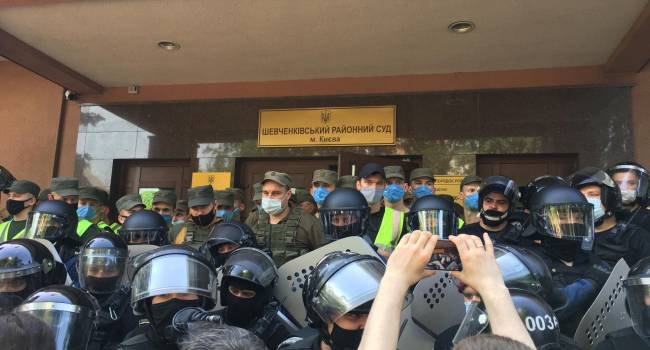 «Палку вы заслужили, а не свободу»: ветеран АТО обрушился с критикой на протестующих под судами