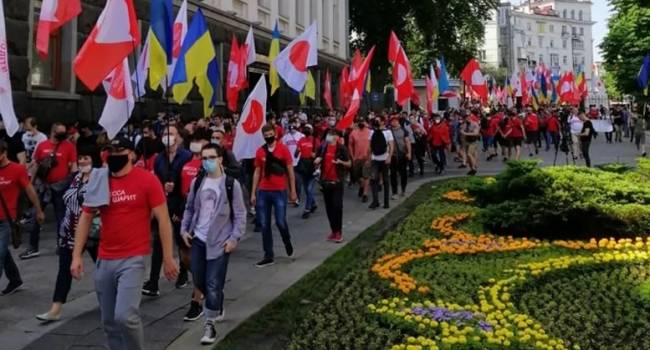 «Зеленский не мой президент, Вова уходи»: Сторонники Шария вышли на акцию протеста под Офисом президента «Зеленский не мой президент, Вова уходи»: Сторонники Шария вышли на акцию протеста под Офисом президента