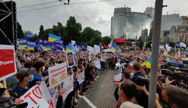 «Мера пресечения Порошенко. Будет третьий Майдан?»: К зданию Печерского райсуда Киева пришли множество людей поддержать экс-президента, строят баррикады 