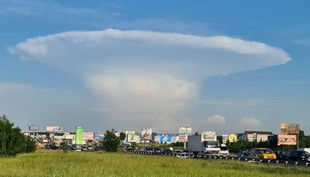 «Ядерный взрыв под Киевом?»: Вблизи столицы заметили облако в виде ядерного гриба, началась паника