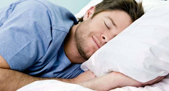 Поздний отход ко сну действительно может спровоцировать набор лишнего веса - диетолог