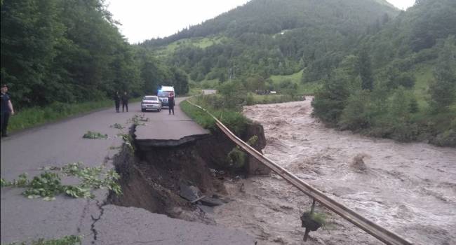 «Была вымощена еще в австрийские времена»: в Яремче рассказали о масштабах убытках из-за наводнений