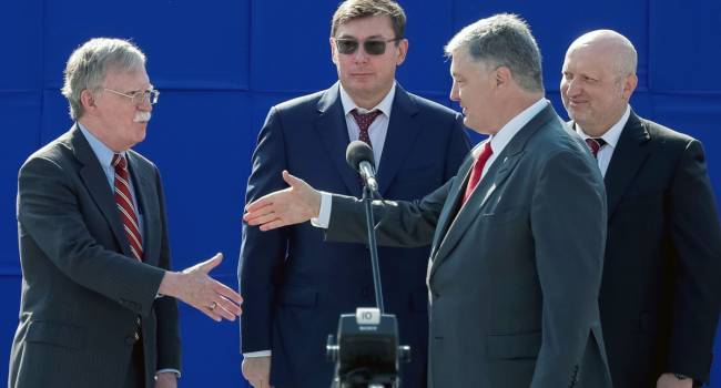 «Хотел, чтобы США вписались за него на выборах»: журналист прокомментировал просьбу Порошенко к Болтону