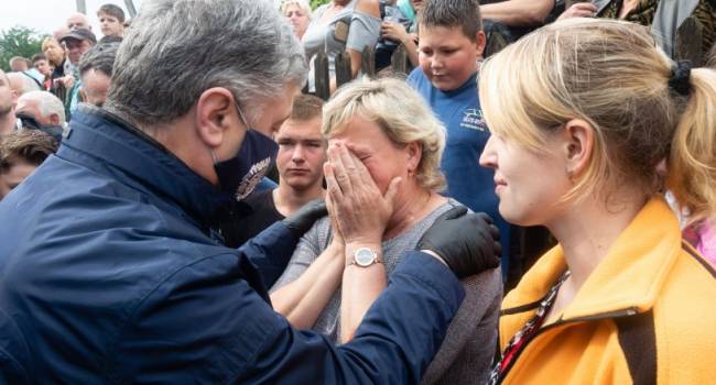 Петр Порошенко привез на Прикарпатье помощь пострадавшим от наводнения
