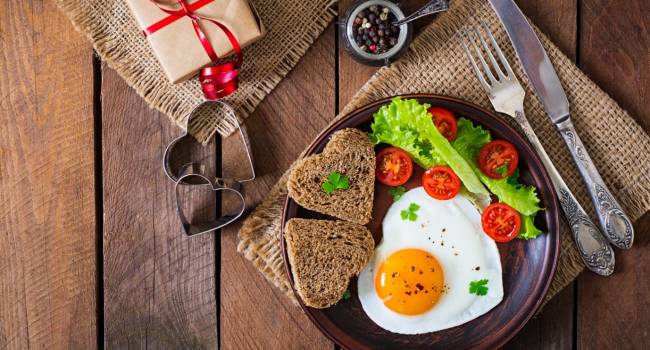 «Завтрак должен быть сытным, но при этом полезным»: Врачи объяснили, от каких продуктов следует отказаться при утреннем приеме пищи