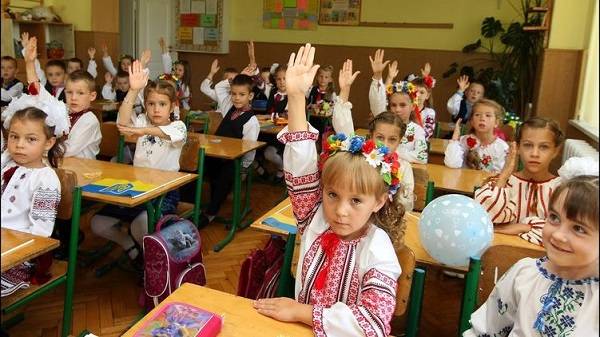 Будут ли украинские дети идти в школу 1 сентября: Шмыгаль дал неоднозначный ответ 