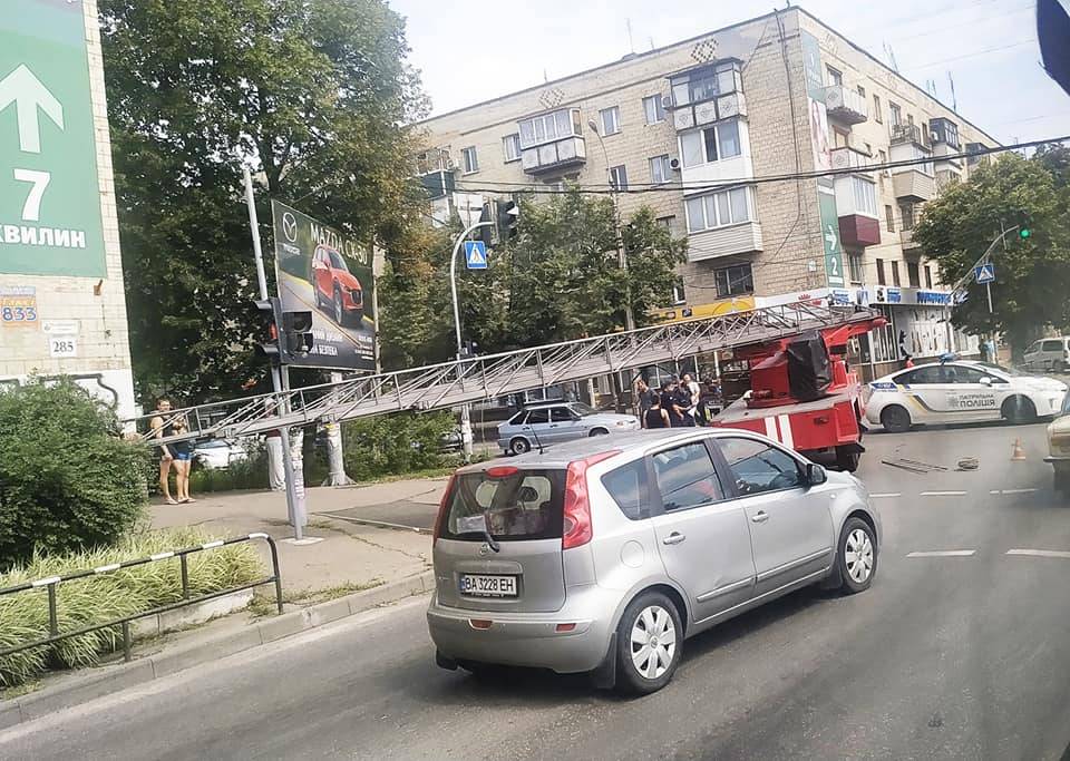 В Черкассах маршрутка протаранила пожарную машину: есть жертвы 