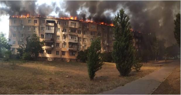 В Новой Каховке полностью горит пятиэтажка: жуткие фото и видео с места ЧП 