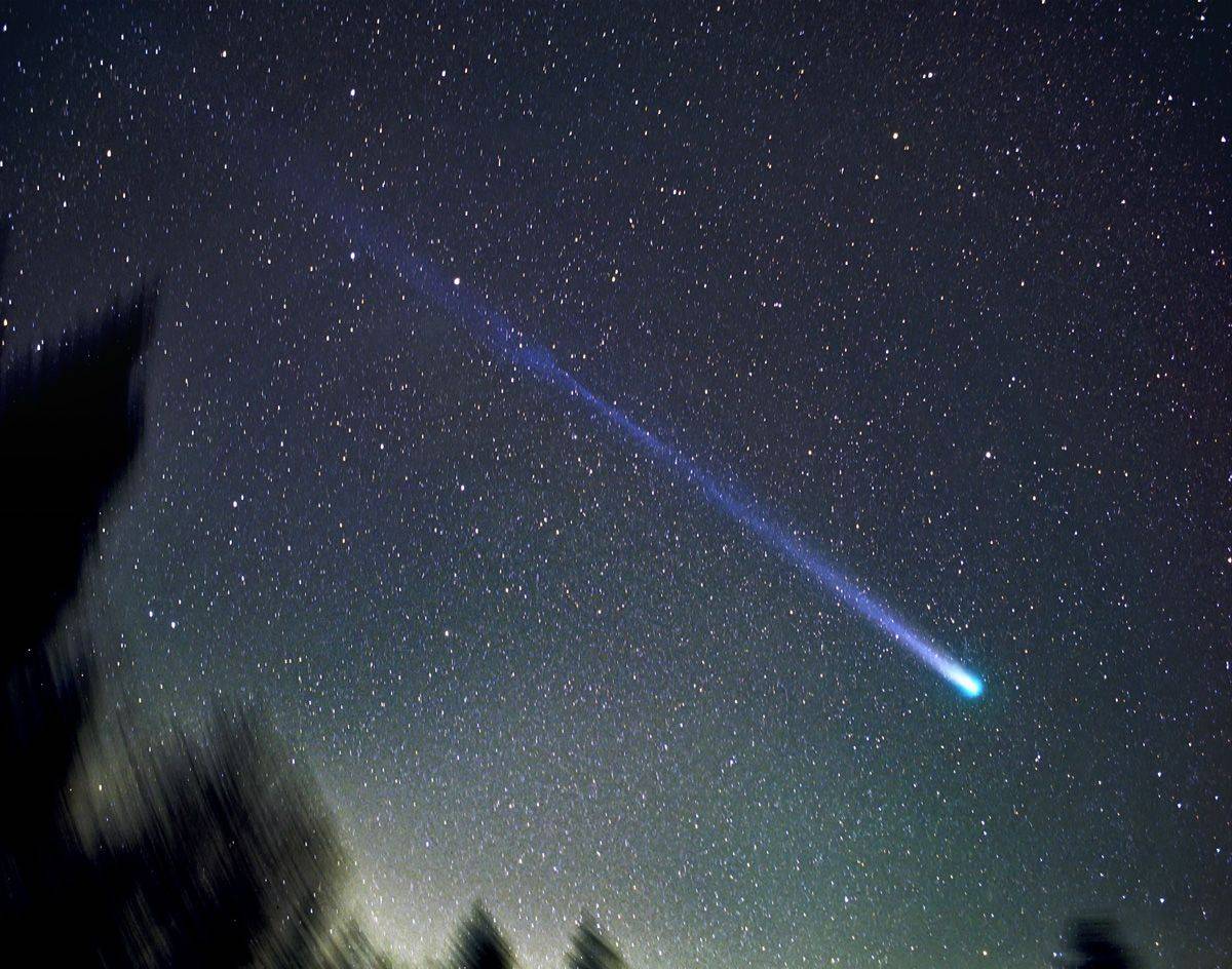 Почему у кометы хвост. Комета Хякутакэ. Комета Хиякутаке (c/1996 b2). Комета Хякутакэ c/1996 b2. C/1996 b2 (Hyakutake).