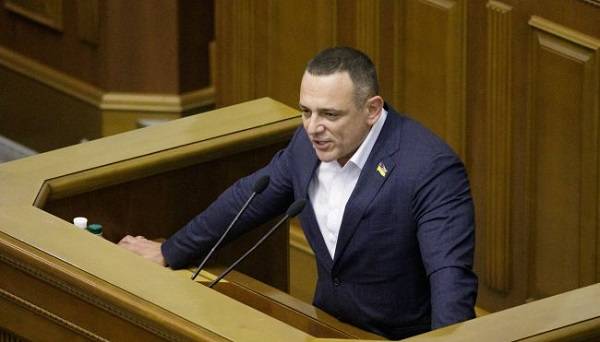 Депутаты Рады сняли с рассмотрения скандальный проект закона «слуги народа» Бужанского о языке