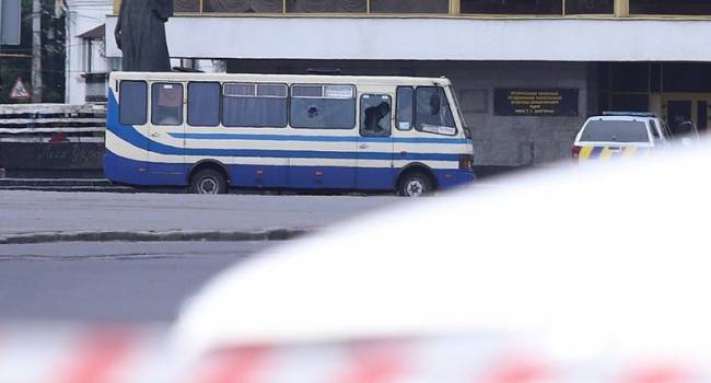 Захват автобуса в Луцке: злоумышленник отпустил троих людей
