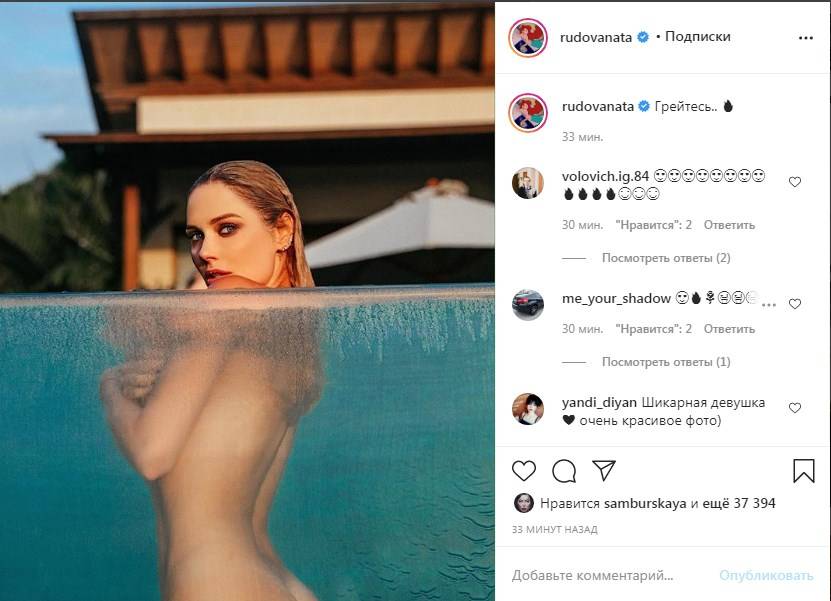 «Это чистый секс!» Наталья Рудова позировал обнаженной в прозрачном бассейне, прикрывая интимные части тела руками 