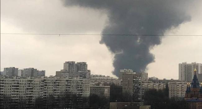 «Клубы черного дыма и не видно света»: Под Москвой вспыхнул сильнейший пожар