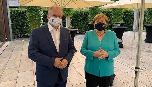 Канцлер Германии Меркель впервые появилась на публике в маске 