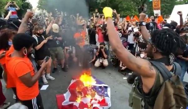 После выступления Трампа участники демонстраций в США сожгли американский флаг 