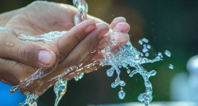 Медики объяснили, сколько воды в день необходимо пить