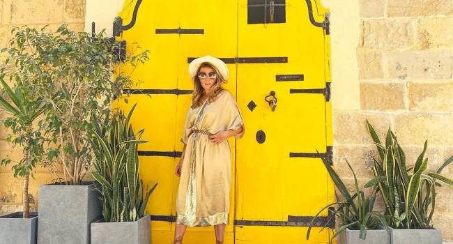«С вашего стиля пример хочется брать»: Жанна Бадоева в ярко желтом платье и  красных босоножках, показала, как нужно одеваться летом 