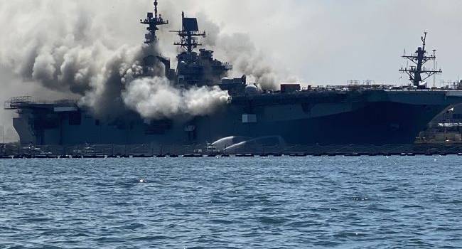 ЧП в США: Взорвался военный корабль, на борту которого были 160 бойцов ВМС ЧП в США: Взорвался военный корабль, на борту которого были 160 бойцов ВМС