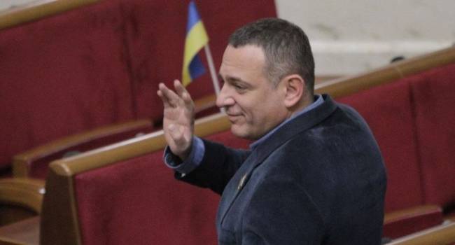 Аналитик: «слуги народа» втихаря выставили языковой законопроект Бужанского, чтобы завтра его рассмотреть