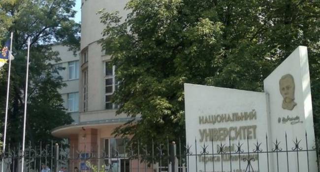 Точка невозврата: со стелы на территории Луганского педагогического университета сбили барельеф Тараса Шевченко