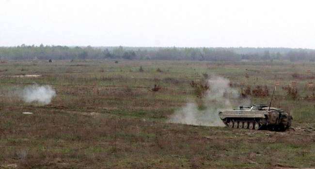 «Прямое попадание в башню! Погиб командир экипажа»: На Яворовском полигоне БМП-2 ВСУ случайно расстрелял другую бронемашину пехоты 