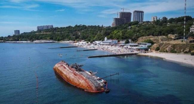 «Несмотря на распоряжение Зеленского»: В Одессе так и не смогли поднять затонувший танкер Delfi