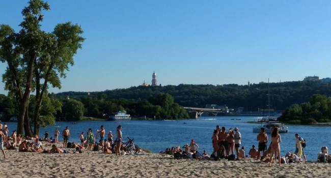 Жителям Киева запретили купаться на большинстве пляжей: качество воды не соответствует требованиям