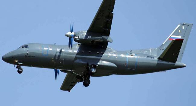 «РФ перебрасывает военную технику?»: БПЛА ОБСЕ заметил вблизи Луганска военный самолет АН-24Т, БТР и БМП