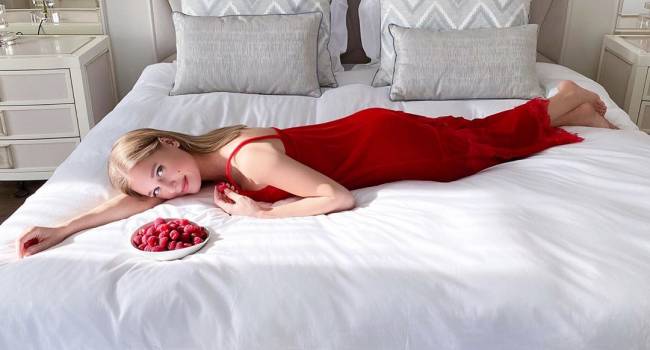 «Разделили имущество»: Кристина Асмус позировала между одеял и подушек, восхитив сеть помолодевшим видом 