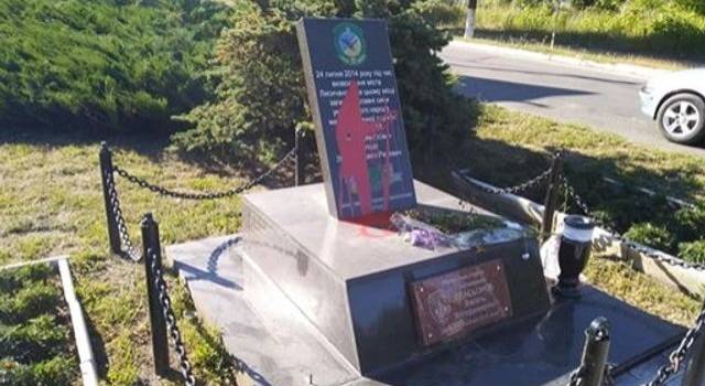 В Лисичанске вандалы надругались над памятником бойцов ВСУ, освободивших город от оккупантов 
