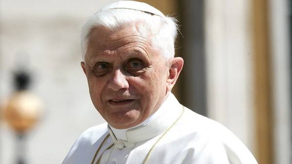 Журналист рассказал о тяжелой болезни бывшего папы римского после возвращения из Германии 