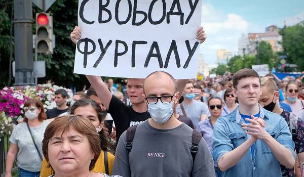 Жители Хабаровска четвертую неделю не прекращают протесты против ареста бывшего губернатора Жители Хабаровска четвертую неделю не прекращают протесты против ареста бывшего губернатора
